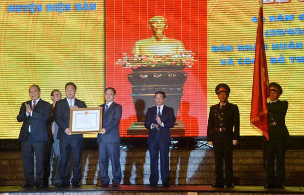 Thừa ủy quyền của Chủ tịch nước, Phó Thủ tướng Chính phủ Nguyễn Xuân Phúc đã trao Huân chương Độc lập hạng Nhì cho thị xã Điện Bàn