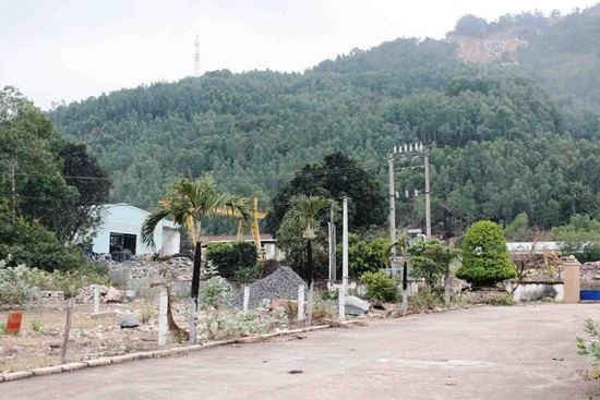Công ty TNHH Bình Minh đang hoàn thổ, phục hồi môi trường tại mỏ đá đã khai thác trên núi Hòn Chà.