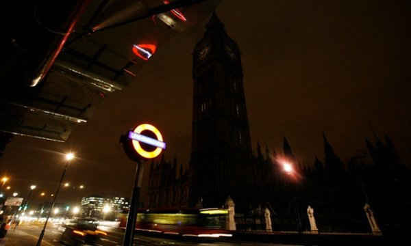 Tòa nhà Quốc hội ở London (Anh) tắt điện trong chiến dịch Giờ Trái đất năm 2009 (Ảnh: Lefteris Pitarakis/AP)