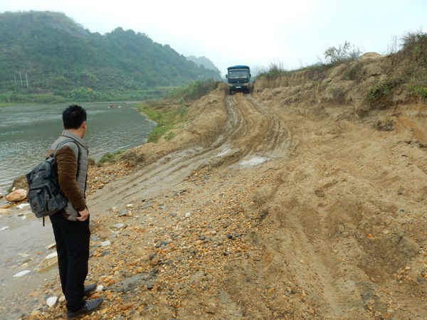 Hiện tượng khai thác cát trái phép đã gây nên tình trạng sạt lở đất nghiêm trọng hai bên bờ sông Dinh