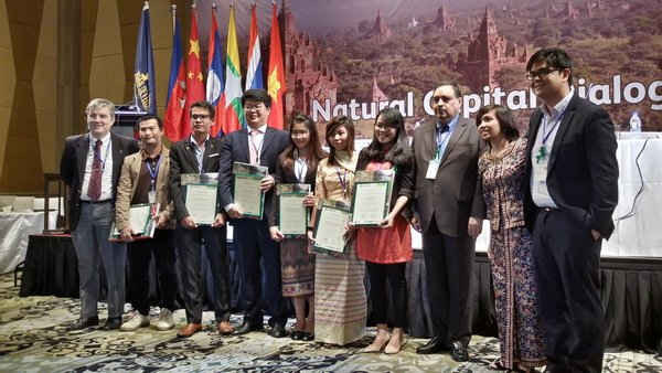 Nguyễn Thụy Thạch Trúc (thứ 4 từ phải) cùng với đại diện các bạn trẻ đến từ năm nước trong khu vực nhận giấy chứng nhận cuộc thi Youth4Asia Solutions Research