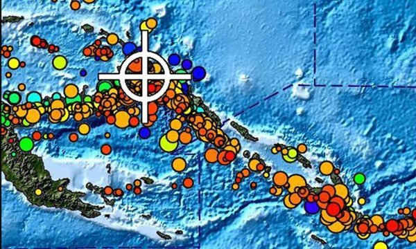 Một bức ảnh do Cục quản lý Đại dương và Khí quyển Quốc gia Mỹ công bố cho thấy bản đồ vùng chấn động (chữ thập màu trắng) ở Papua New Guinea, nơi các trận động đất xảy ra. Ảnh: NOAA / EPA