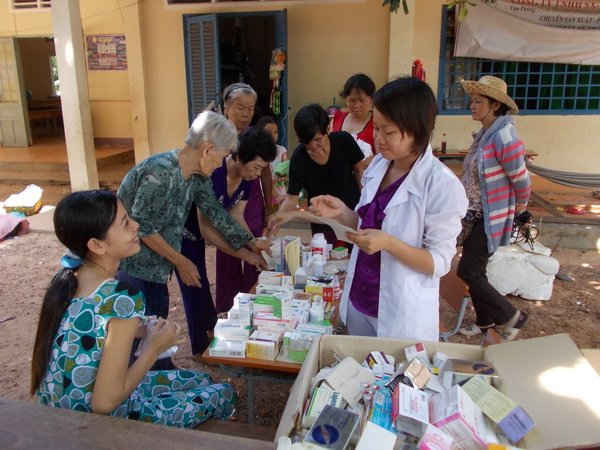 Phát thuốc cho người nghèo, trẻ em tại xã đảo Hòn Thơm, huyện Phú Quốc