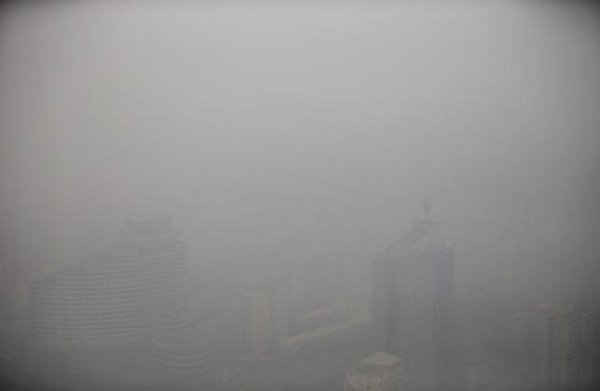 Các tòa nhà được nhìn thấy từ Đài phát thanh Trung ương và Tháp truyền hình Trung Quốc (CCTV) trong một ngày ô nhiễm ở Bắc Kinh, ngày 15/1/2015