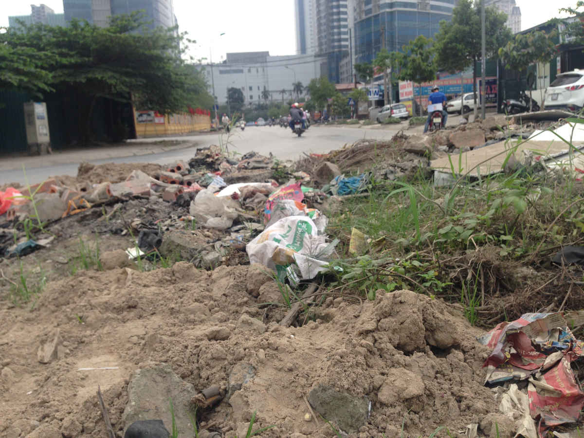 Phế liệu xây dựng thường xuyên được đổ trộm tại đầu đường Nguyễn Chánh