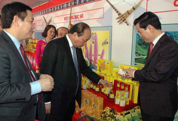 Phó Thủ tướng Nguyễn Xuân Phúc thăm gian hàng sản xuất mật ong của đồng bào vùng cao Hà Giang cuối tháng 3/2015