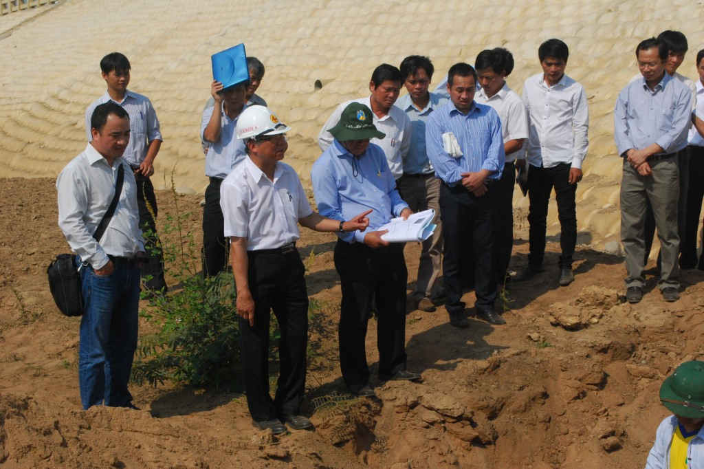 Đoàn công tác tỉnh Gia Lai kiểm tra thi công công trình Kè chống sạt lở bờ Tây sông Ayun 