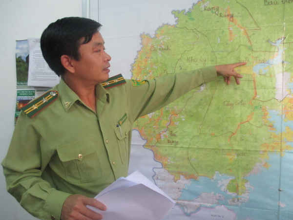 Ông Nguyễn Hoàng Hảo, Phó giám đốc, Hạt trưởng kiểm lâm KBT đang chỉ cho chúng tôi thấy những khu vực rừng ở mức cực kì nguy hiểm trên bản đồ. 