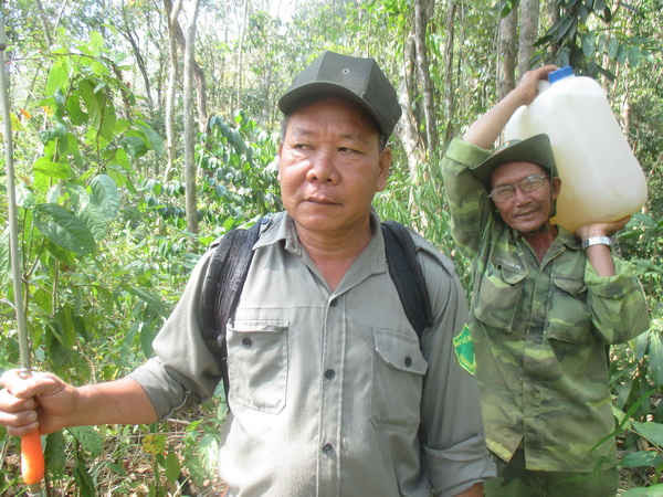Ông Thành (trước) và ông Văn tham gia công tác PCCR mùa khô