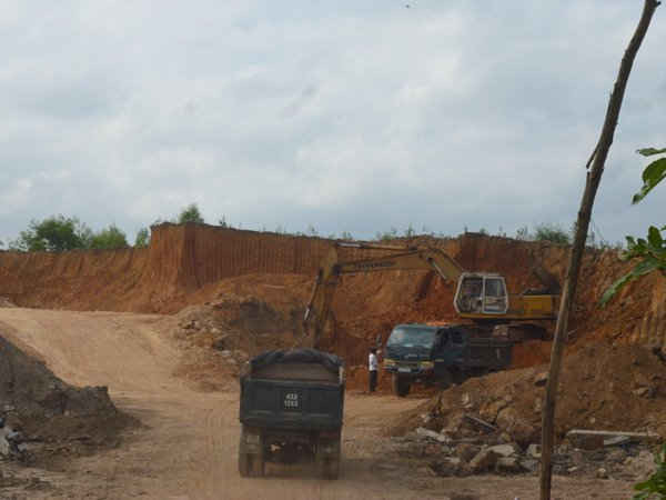 Việc khai thác đất đồi ở Quảng Ngãi chưa tuân thủ đúng quy trình thủ tục, đồng thời còn xem nhẹ độ an toàn trong lao động