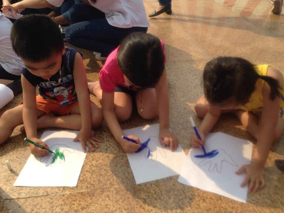 Các em nhỏ tham gia vẽ tranh đồ họa kết nối chung tay bảo vệ môi trường