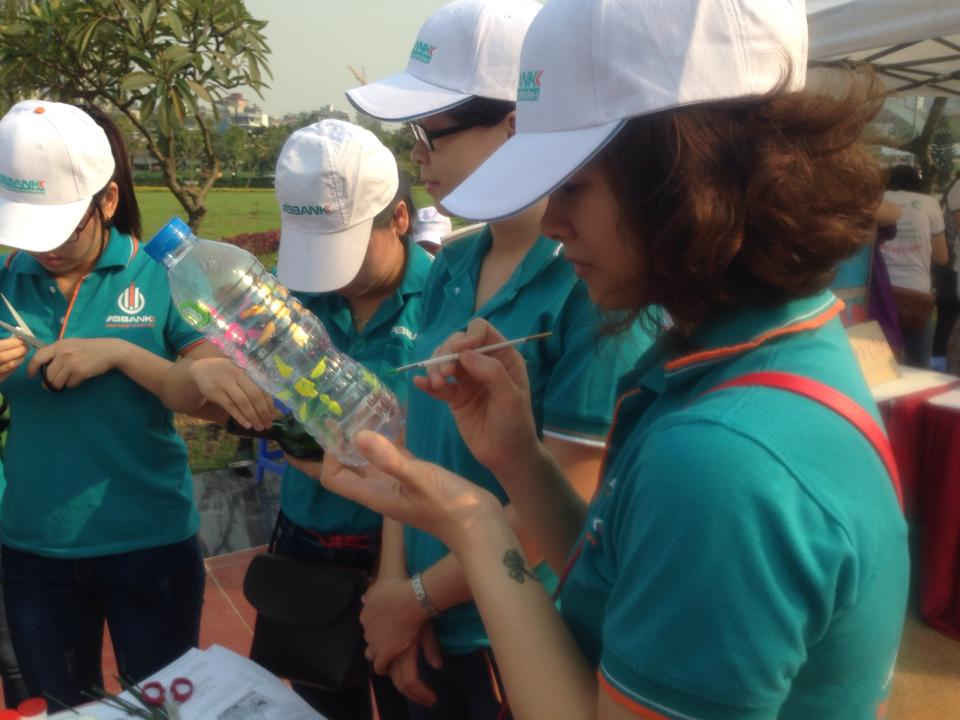 Tình nguyện viên đang trang trí sản phẩm tái chế từ chai nhựa