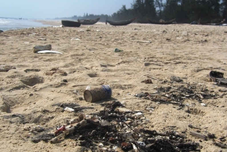 Dưới tác động của khí hậu, lượng dầu trôi vào bờ biển đã tan chảy, trộn lẫn cát
