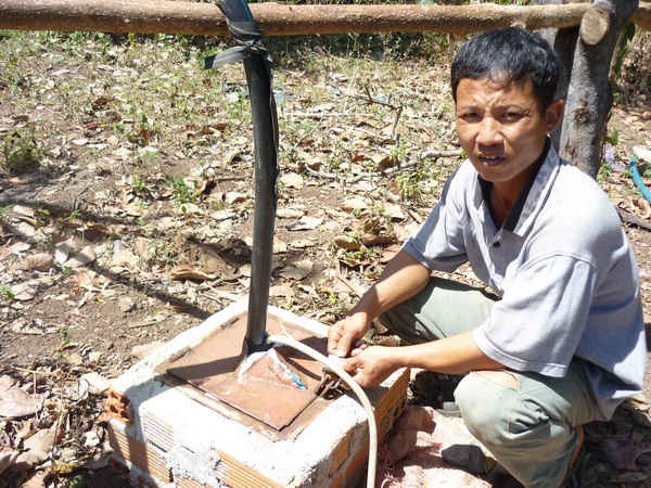 Nông dân huyện Đồng Phú (Bình Phước) đào giếng lấy nước tưới cho cây trồng mùa hạn
