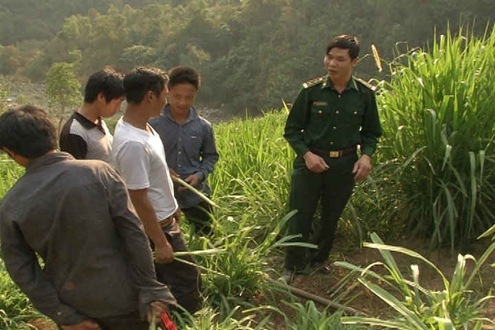 Cán bộ Đồn Biên phòng cửa khẩu Ma Lù Thàng tuyên truyền cho các đối tượng vừa vượt biên trái phép từ bên kia biên giới trở về Việt Nam.