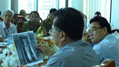  Ông Lê Thanh Dũng- Phó chủ tịch UBND tỉnh Bà Rịa-Vũng Tàu (trái) và ông Vương Hữu Tấn, Cục trưởng cục An toàn Bức xạ và Hạt nhân chỉ đạo tại cuộc họp khẩn cấp sáng 6-4. 