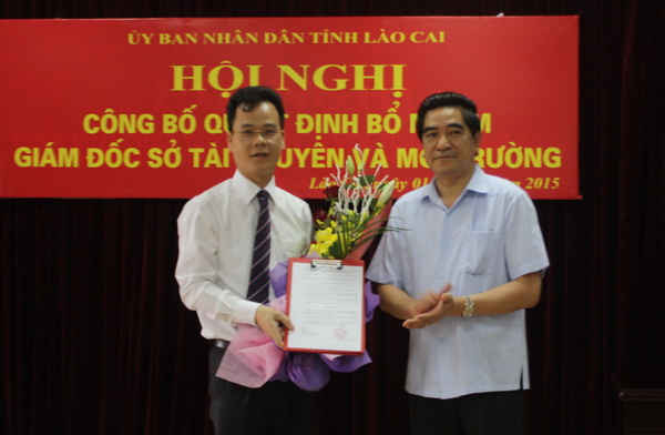 Ông Doãn Văn Hưởng (bên phải), Phó Bí thư Tỉnh ủy, Chủ tịch UBND tỉnh Lào Cai chúc mừng tân Giám đốc Sở TN&MT tỉnh Lào Cai Nguyễn Thành Sinh.