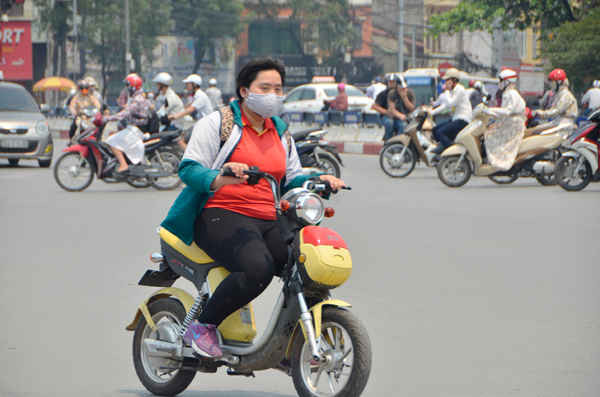 Hiện trên nhiều tuyến phố của Thủ đô rất nhiều học sinh đi xe đạp điện khi tham gia giao thông không đội mũ bảo hiểm.