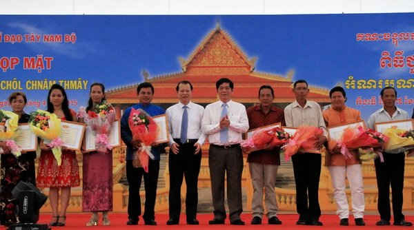 Phó Thủ tướng Vũ Văn Ninh tặng bằng khen thành tích xuất sắc trong việc giữ gìn và phát huy bản sắc văn hóa dân tộc Khmer.