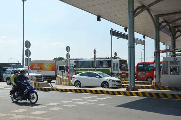 Quan sát của phóng viên, đến 16 giờ chiều 8/4, tình hình lưu thông qua trạm thu phí cầu Đồng Nai mới đã được cải thiện so với buổi sáng. 