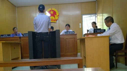 Phiên tòa sáng ngày 9/4 chỉ có 1 bị cáo duy nhất là người làm thuê – bà Trịnh Thị Phương Mai, nguyên Phó giám đốc Cty Hào Dương 