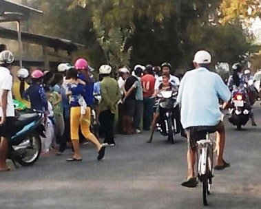 Đông đảo người dân xã Tân Lộc Bắc và người đi đường hiếu kỳ ghé xem hiện trường phát hiện thai nhi 
