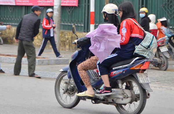 Theo một phụ huynh cho biết: Nhà ở gần trường học nên tiện rẽ qua đón cháu về nên quên không mang theo mũ bảo hiểm.