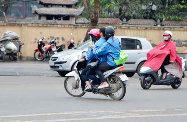 Các e học sinh không chỉ không đội mũ bảo hiểm mà còn kẹp 3 khi tham gia giao thông bằng xe máy, khi gặp chốt đã bỏ chạy rất nguy hiểm cho người tham gia giao thông.