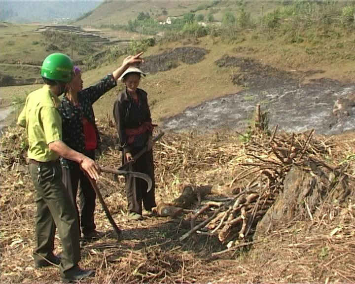 Cán bộ Hạt Kiểm lâm huyện Mường Tè hướng dẫn bà con làm đường băng cản lửa trước khi đốt nương. 