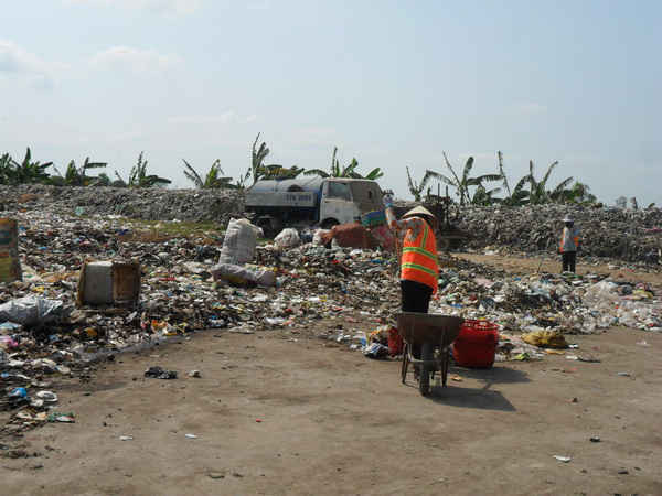 Hiện nay bãi rác ở ấp Trà Quýt B, xã Thuận Hòa không còn nằm trong tình trạng quá tải nữa. 