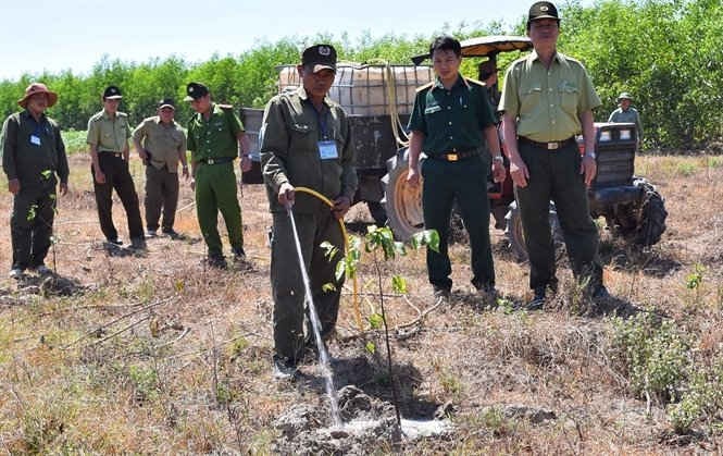 BQL rừng phòng hộ Xuân Lộc đang nỗ lực tưới nước chống hạn cho rừng 