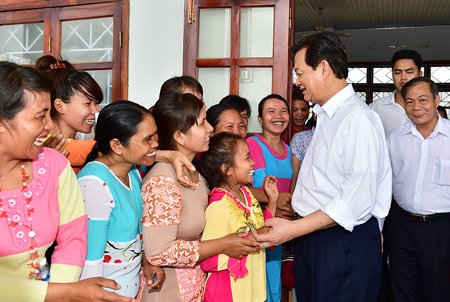 Thủ tướng thăm hỏi, động viên bà con xã Phước Trung.