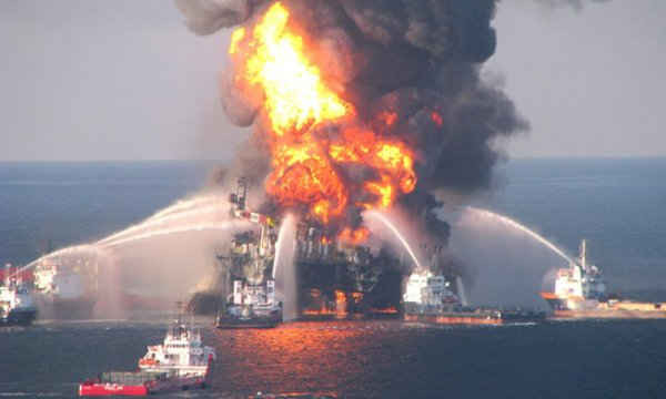 Giàn khoan dầu Deepwater Horizon bốc cháy trước khi sụp đổ, chìm và phun dầu vào Vịnh Mexico (Ảnh: Reuters)