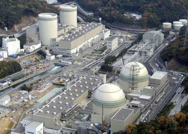 Quan sát trên không cho thấy tòa nhà chứa lò phản ứng số 1 (phía sau bên phải), số 2 (phía sau bên trái), số 3 (phía trước bên phải) và số 4 (phía trước bên trái) của nhà máy điện hạt nhân Takahama tại tỉnh Fukui, miền Tây Nhật Bản, do Công ty điện lực Kansai điều hành. Ảnh do Kyodo chụp ngày 27/11/2014 (Nguồn: Reuters)