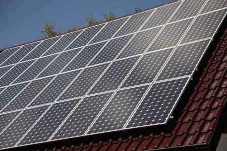 Pin tích trữ năng lượng khai thác vào ban ngày bằng các tấm pin mặt trời gắn trên mái nhà.