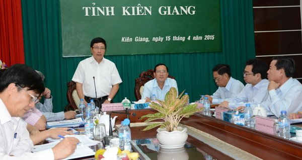 Phó Thủ tướng, Bộ trưởng Bộ Ngoại giao Phạm Bình Minh (đứng) phát biểu tại buổi làm việc với lãnh đạo tỉnh Kiên Giang.