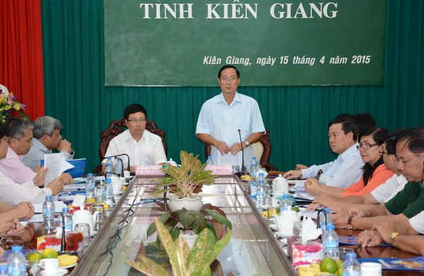 Ông Trần Minh Thống (đứng) - Bí thư Tỉnh ủy Kiên Giang phát biểu tại buổi làm việc với Phó Thủ tướng. 