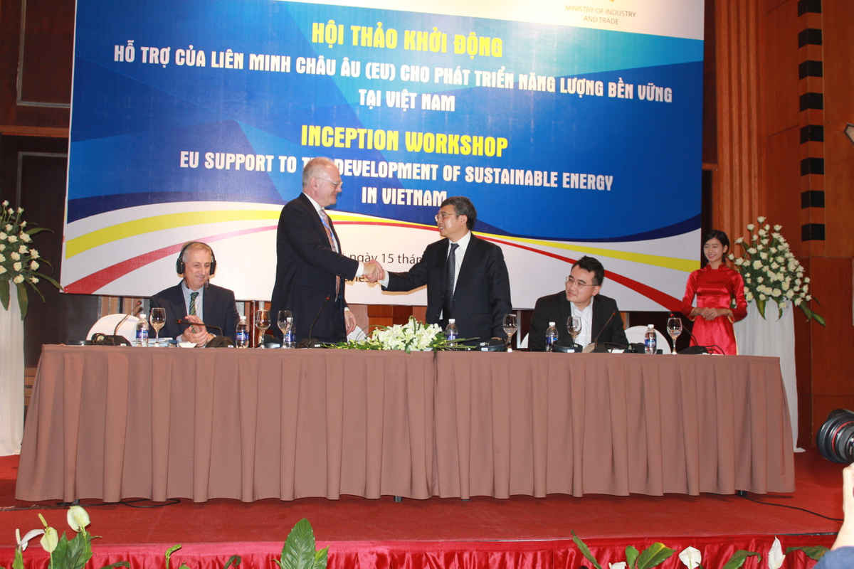 Đại diện EU – Việt Nam ký kết Biên bản thỏa thuận tăng cường hợp tác trong lĩnh vực năng lượng.