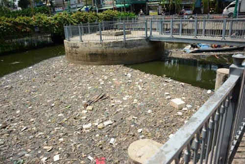  Rác thải kín đặc mặt nước kênh Nhiêu Lộc Thị Nghè.