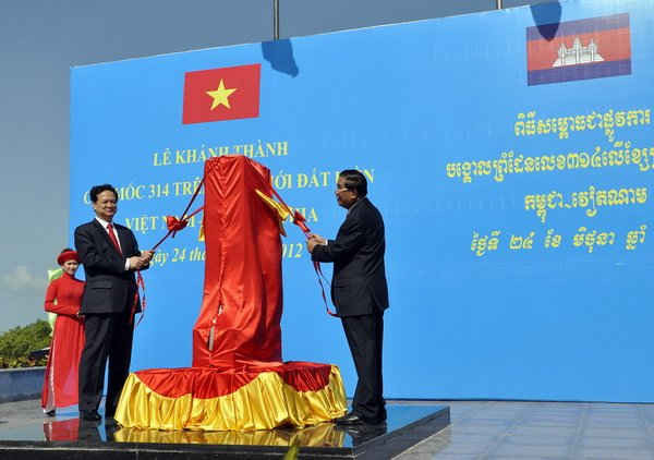 Thủ tướng hai nước Việt Nam - Campuchia cắt băng khánh thành cột mốc đặc biệt 314.