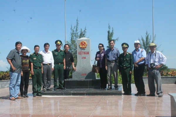 Cán bộ, nhân dân Kiên Giang thường xuyên lên thăm cột mốc biên giới quốc gia
