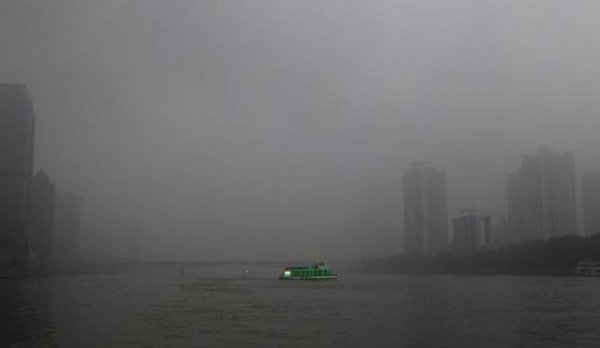 Một chiếc thuyền du lịch đi trên sông Pearl trong sương mù dày đặc ở Quảng Châu, tỉnh Quảng Đông vào ngày 3/3/2014. Ảnh: REUTERS / ALEX LEE