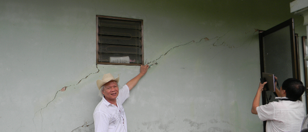 Nứt tường nhà điều hành trạm xăng dầu Quân đội số 22 tại xã Phú Vinh, A Lưới do ảnh hưởng động đất 4,7 độ Richter ngày 15/5/2014