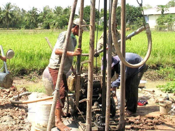Người dân Lý Sơn đào giếng phục vụ sản xuất và sinh hoạt
