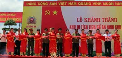 Đại diện lãnh đạo Bộ Công an, VHTTDL, lãnh đạo tỉnh Kiên Giang cắt băng khánh thành Khu di tích
