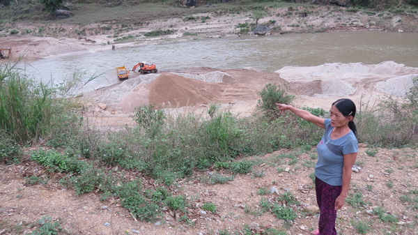 Bà Nông Thị Sơn, người cho mướn đất để làm bến bãi khai thác cát trái phép  dưới lòng sông
