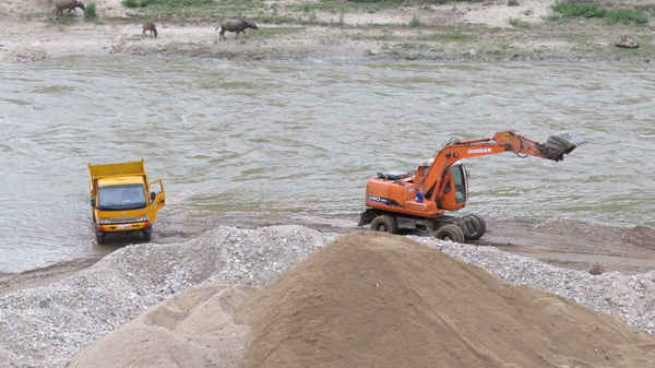 Máy xúc của HTX Huyền An ngang nhiên ủi đất xuống sông 