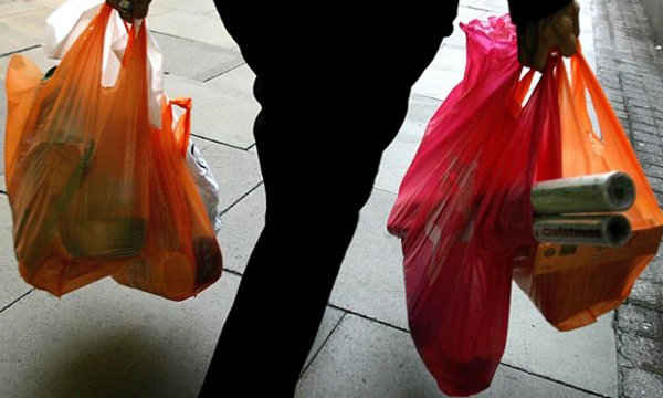 Mỗi năm toàn Vương quốc Anh sử dụng 8,3 tỷ túi nhựa. Ảnh: Andy Rain/EPA