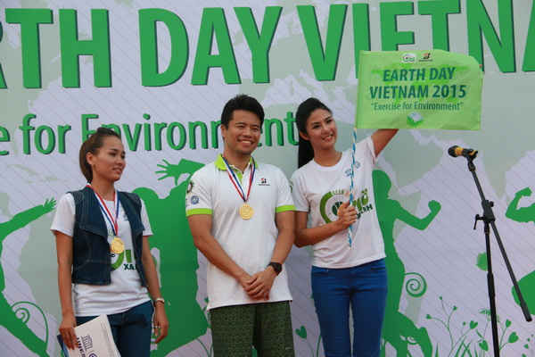 Ông Hiroyuki Saito – Tổng Giám đốc Công ty Bridgestone Việt Nam trao cờ tiên phong cho Hoa hậu Ngọc Hân
