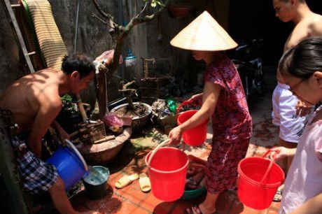 Cứ nắng nóng là nhiều khu vực trong nội thành Hà Nội mất nước - điệp khúc diễn ra nhiều năm nay
